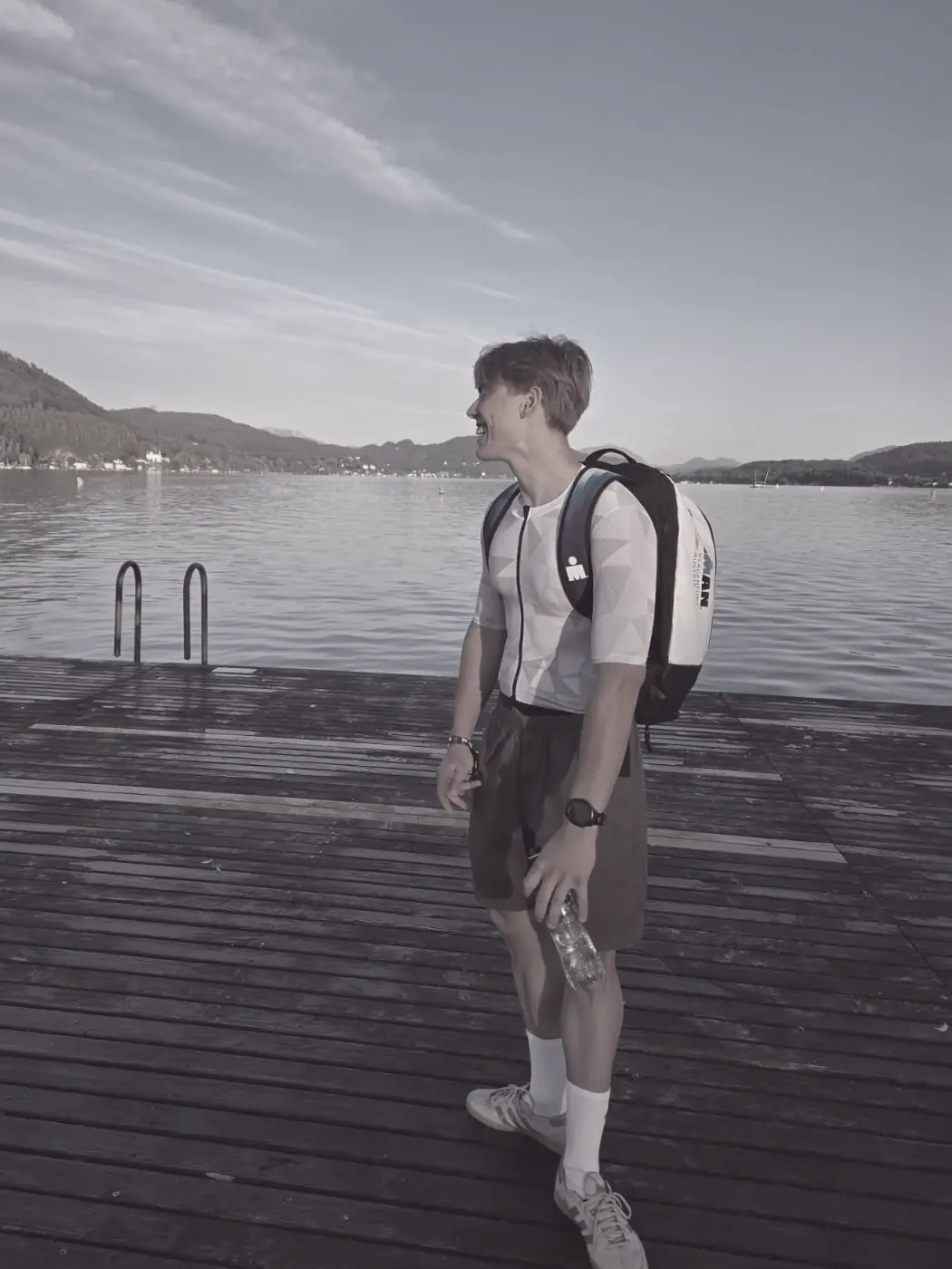 Dennis Muskovic auf einem Steg am Wörthersee, mit Rucksack und Trinkflasche