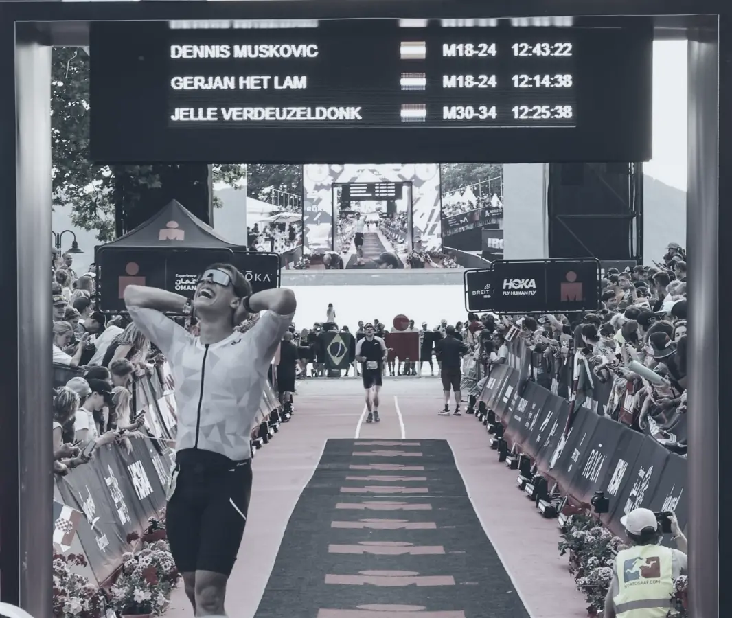 Zieleinlauf des Ironman Klagenfurt, die Anzeigetafel zeigt Dennis Muskovic, M18-24, 12:43:22